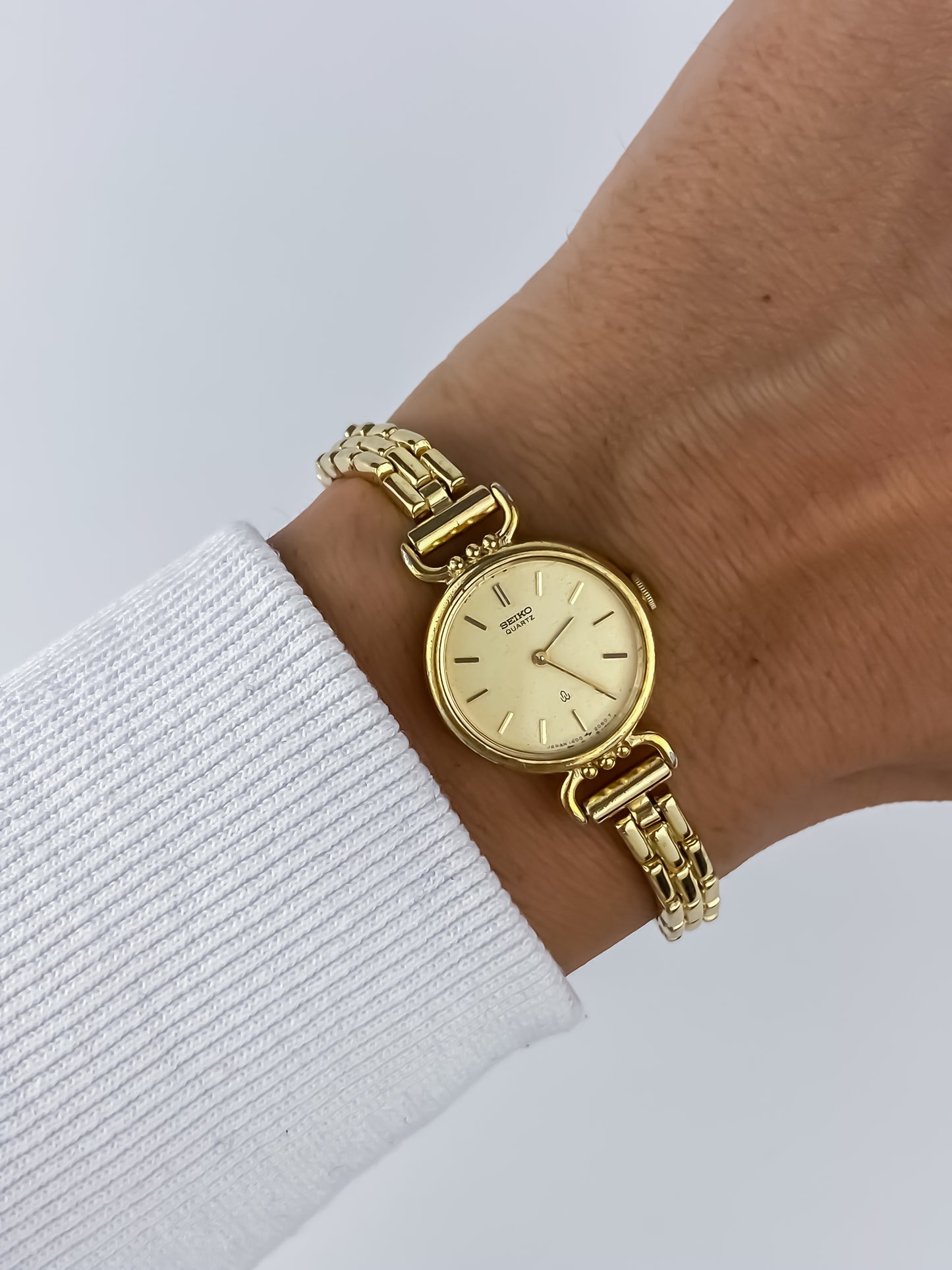 Seiko Vintage Thin Gold Watch Cocktail 80s Bracelet Round Dial